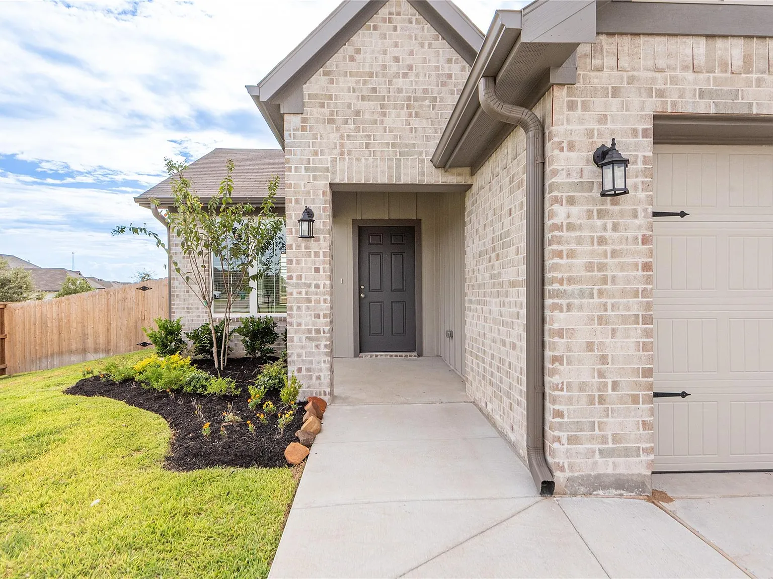 3 bed, 2.0 bath, 1262 sqft, $2,100 — Photo 3