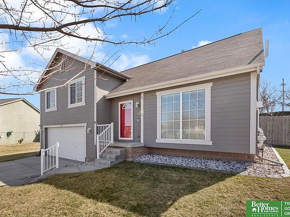 2nd image of 811 Edgewater Dr
