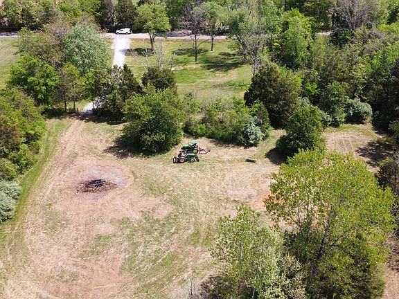 3rd image of 628 Burnett Rd