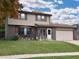 8608 Westbrook Dr, Sturtevant, WI 53177