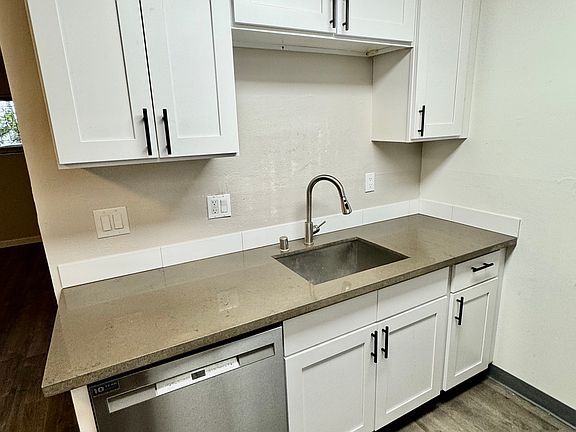 4th image of 2415 8th Ave N #7
