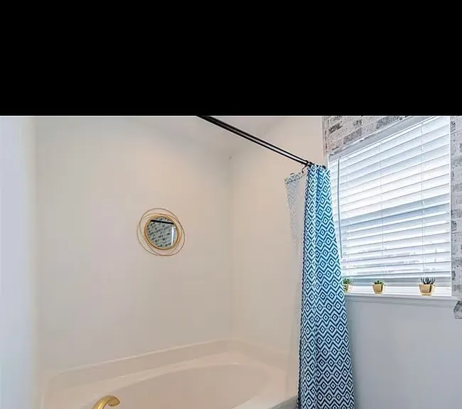 425 Whitby St — Photo 4