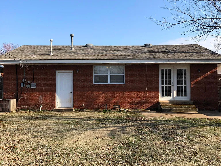 2125 Henderson Dr — Photo 16