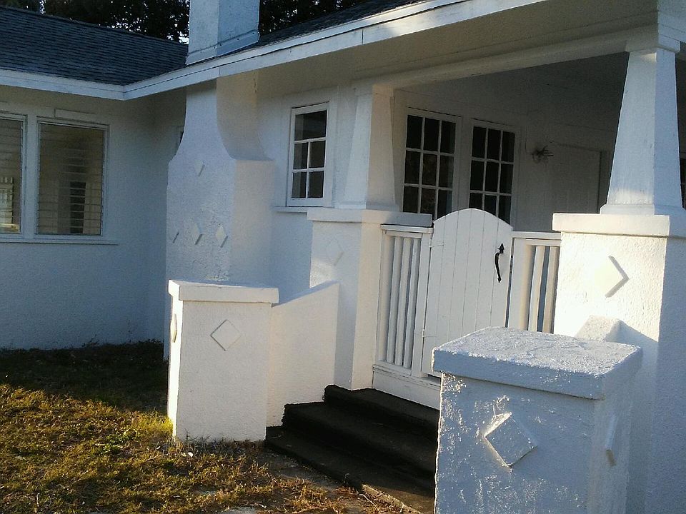 Outside entrance up to porch