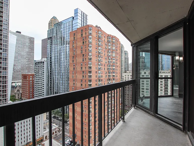 33 W Delaware Pl #19A — Photo 9