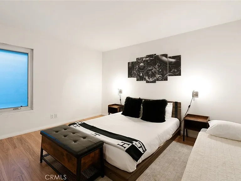 1447 N Kings Rd — Photo 24