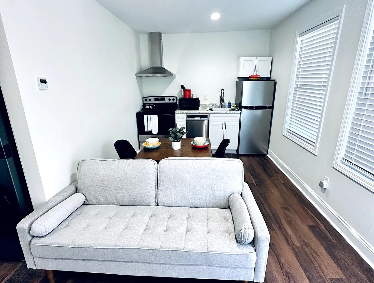 1 bed, 1.0 bath, $2,072 — Photo 3