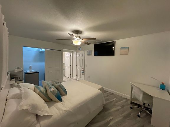 Everything
is brand new , including a toaster over not seen in this pic !