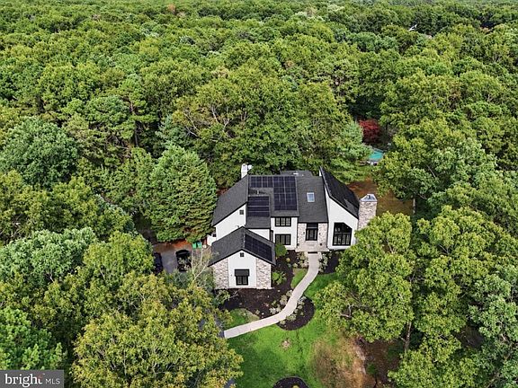 5th image of 209 Shady Knoll Ln