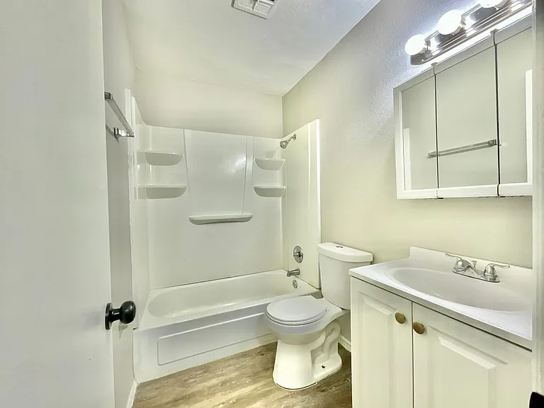 Westwind Apartments — Photo 23