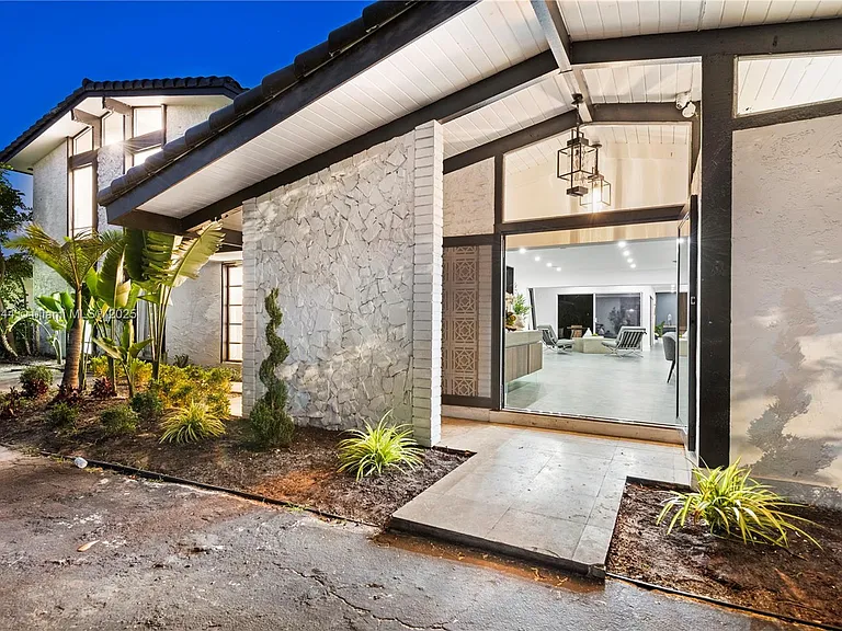4322 Polk St — Photo 2