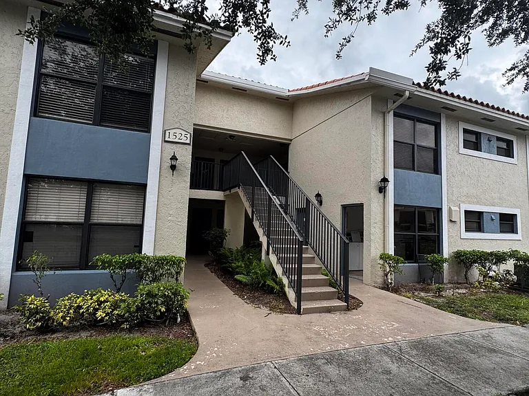 1525 Lake Crystal Dr #C — Photo 1