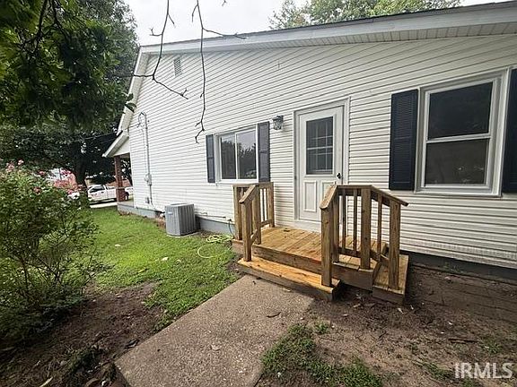 4th image of 240 E Grove St