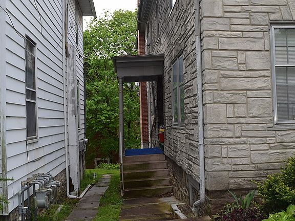 2nd image of 218 W Linn St #3