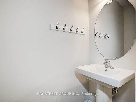 3rd image of 19 Morrison Cres