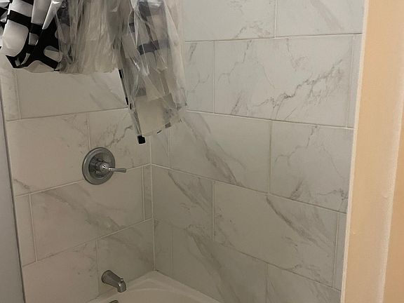 4th image of 9S040 Lake Dr APT 108