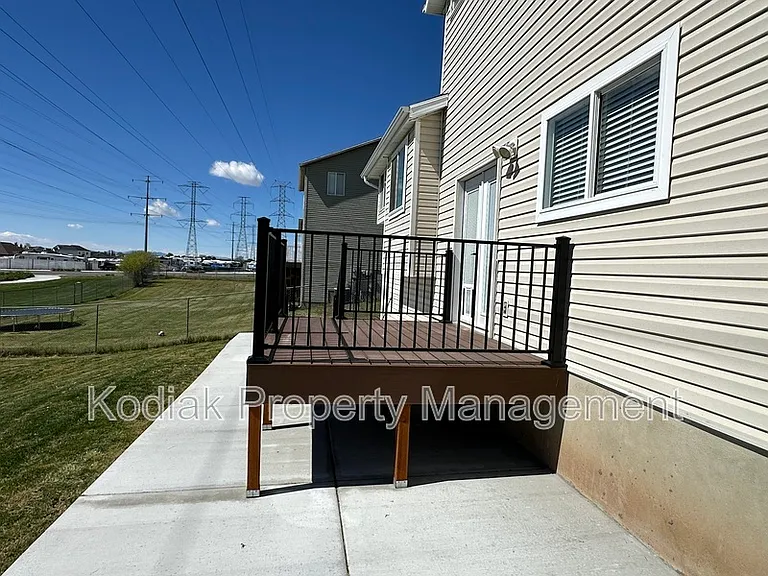 1941 Jenny Ln — Photo 11