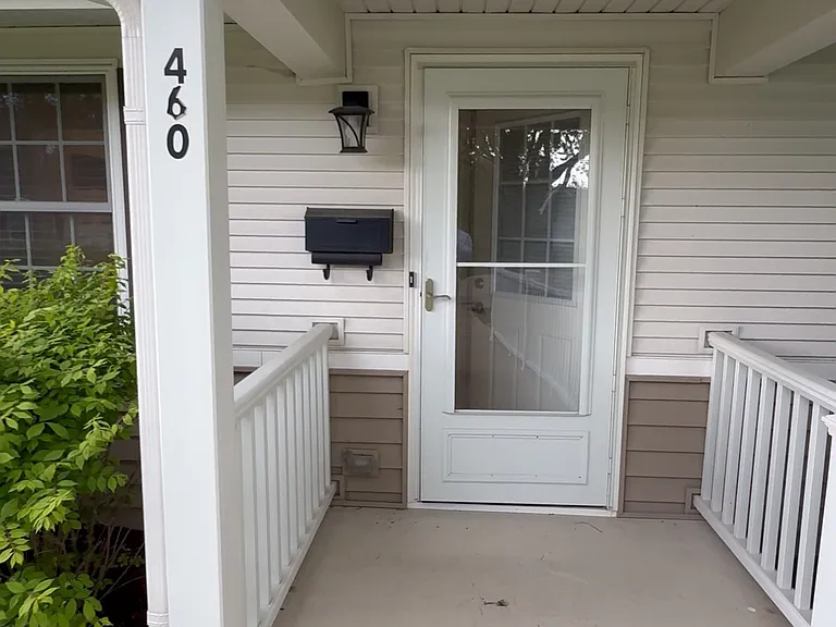 460 Crescent Ct — Photo 2