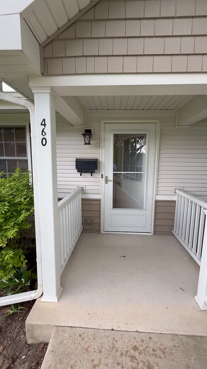 Building Photo - 460 Crescent Ct