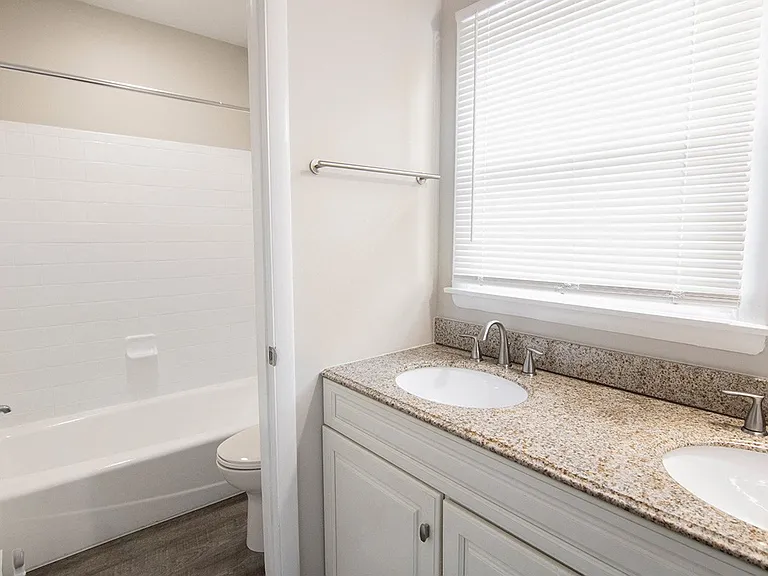 Elmwood Apartments — Photo 18