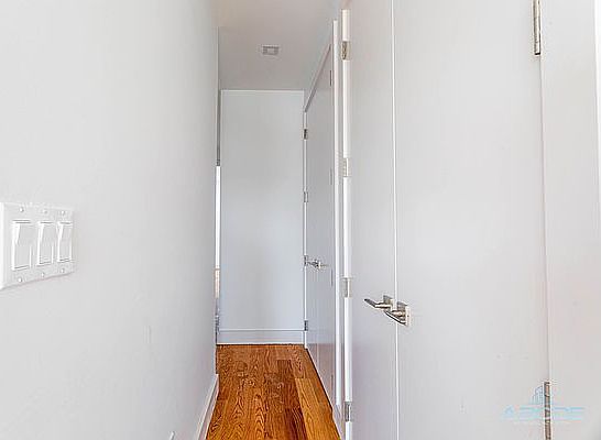 5th image of 376 Hawthorne St #1