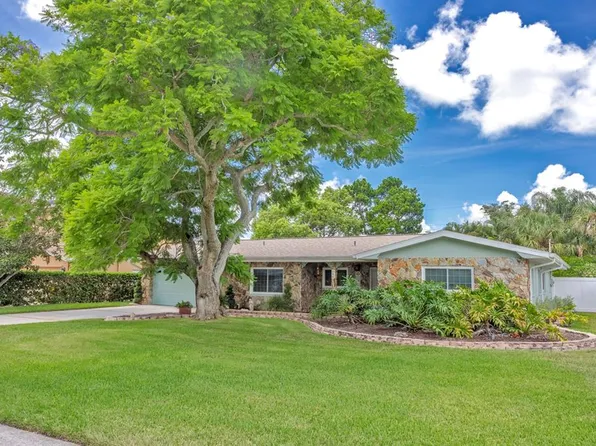 546 Lois Ln, Belleair Bluffs, FL 33770