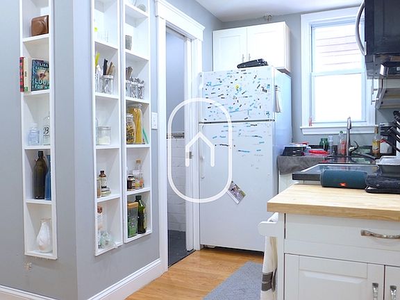 4th image of 1615 Tremont St