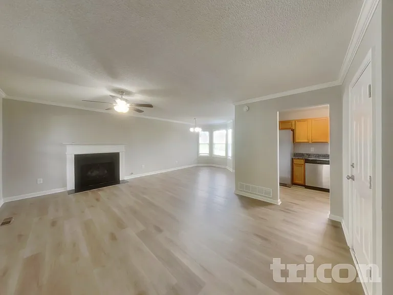 412 Remington Ct — Photo 2