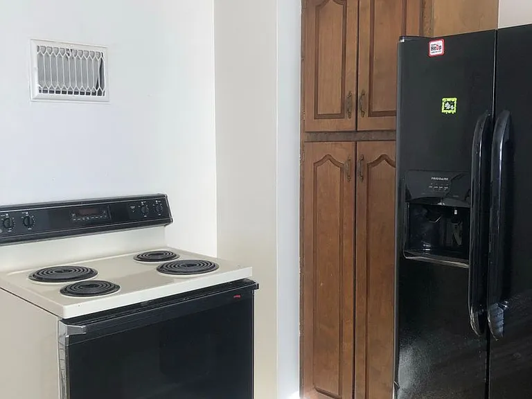 555 Woodsdale Ave — Photo 6
