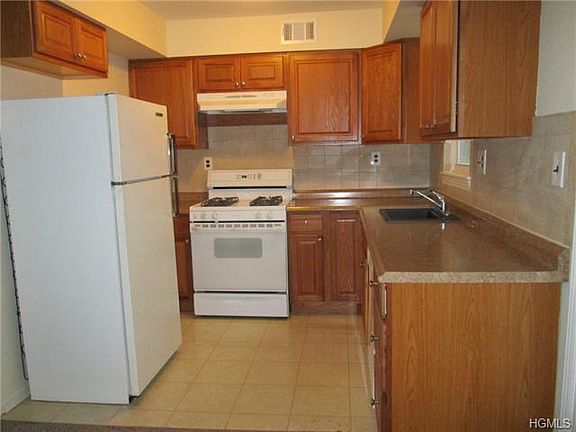 2nd image of 13 Essex Ln APT 2A