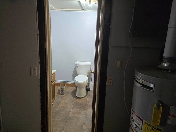 4th image of 807 W Illinois St