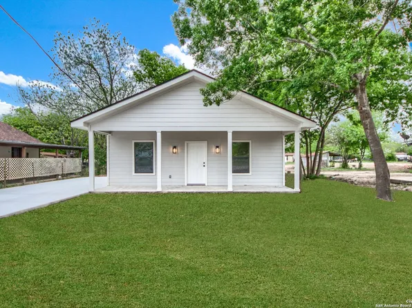 1121 Avenue K, Hondo, TX 78861