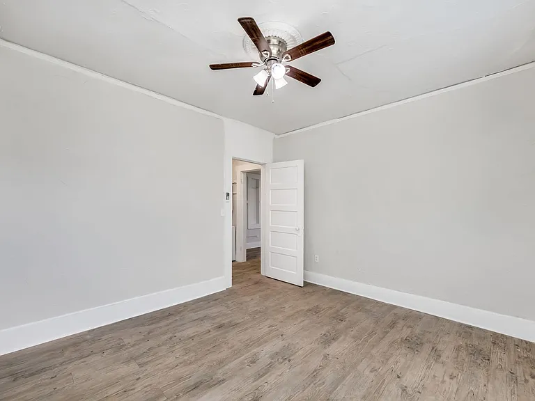 310 E Lambright St — Photo 54