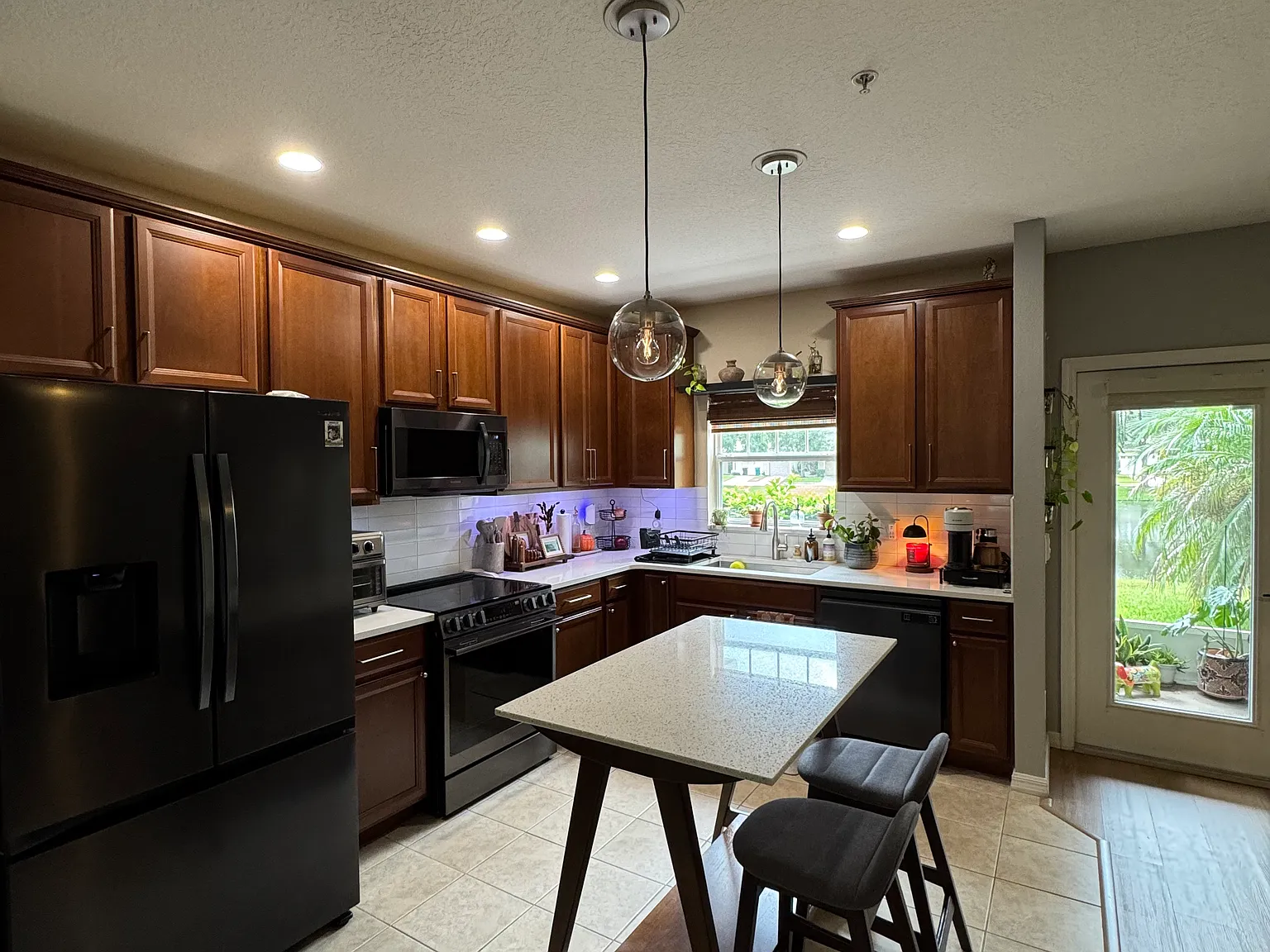 3 bed, 2.5 bath, 1372 sqft, $2,100 — Photo 3