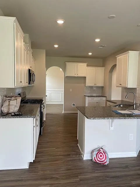 5 bed, 4.5 bath, 3300 sqft, $3,600 — Photo 2