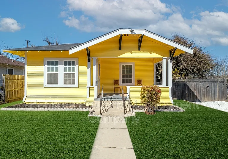 475 E French Pl — Photo 1