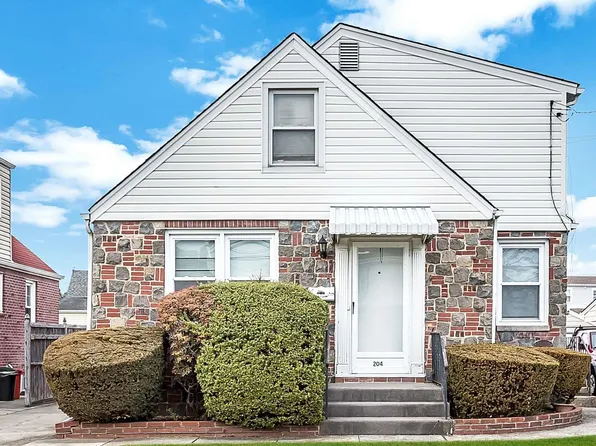 204 Raff Avenue, Mineola, NY 11501
