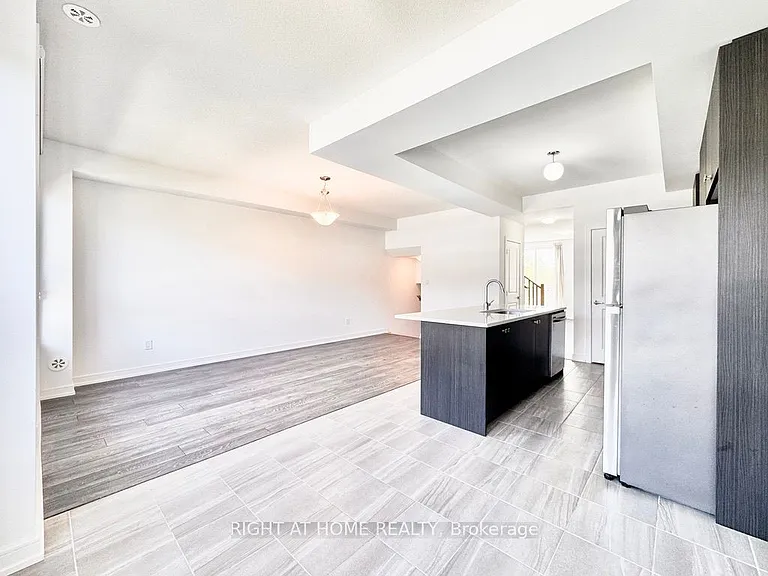 16 Blue Forest Cres — Photo 5
