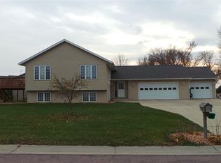 105 Loraine Dr, Lake Crystal, MN 56055