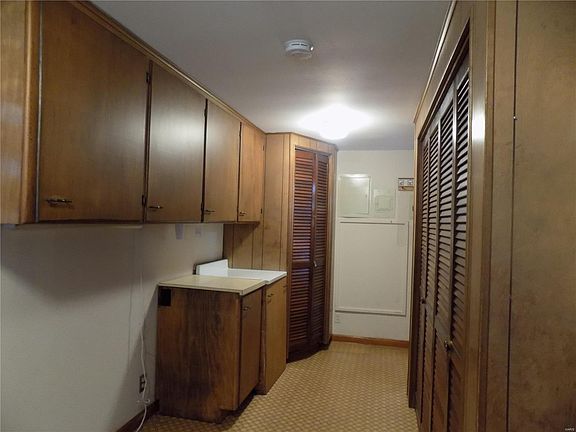 4th image of 212 N Linden St