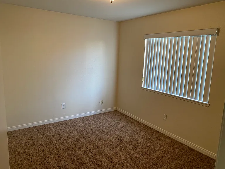 500 White Ln — Photo 10