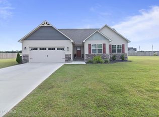 202 Trophy Ridge Dr, Richlands, NC 28574