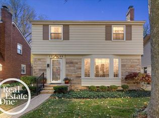 1769 Newcastle Rd, Grosse Pointe Woods, MI 48236