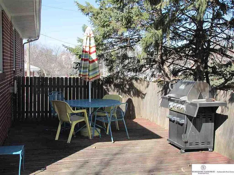 7402 Schuyler Dr — Photo 1