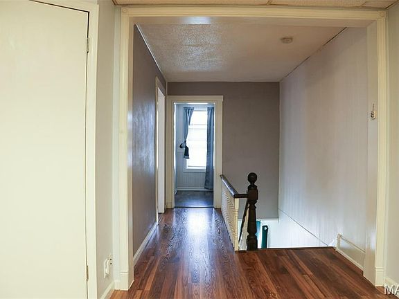 5th image of 413 E Sainte Marie St