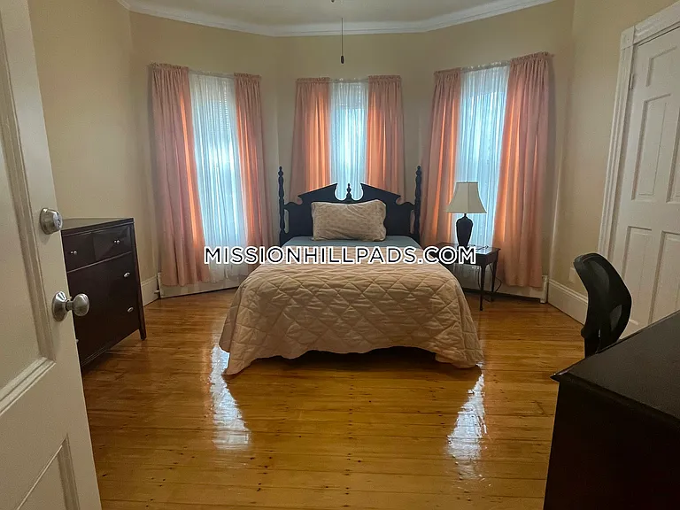 123-125 Hillside St #1 — Photo 4