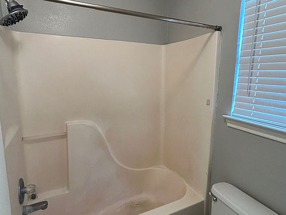 5th image of 948-950 Parkview Cir