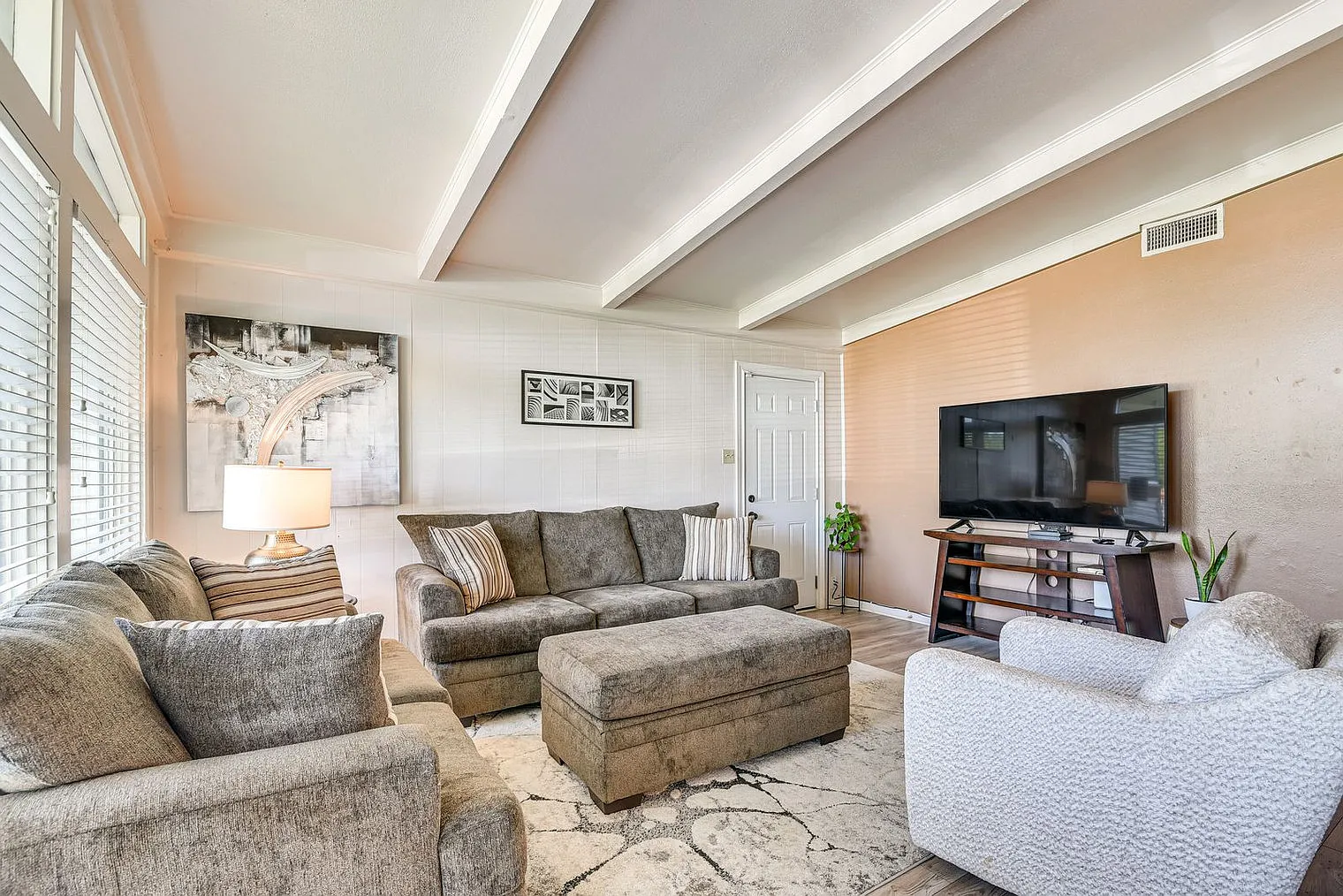 3 bed, 1.0 bath, 1097 sqft, $3,340 — Photo 1