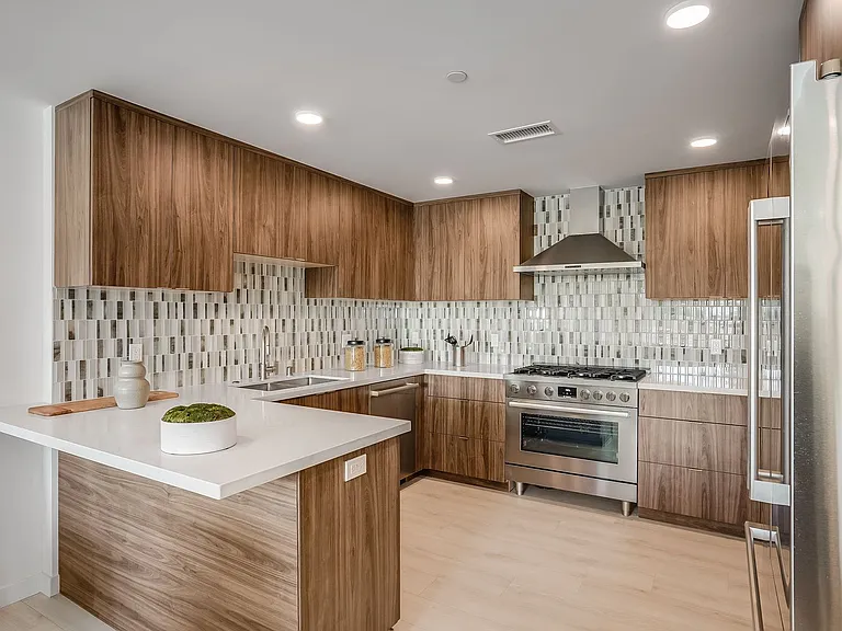 1021 S Shenandoah St — Photo 1