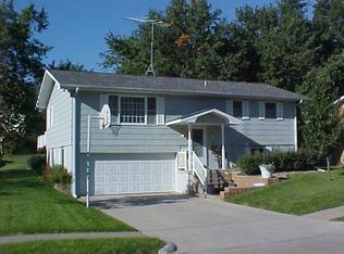 405 Woodlawn Dr, Pella, IA 50219